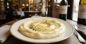 Os mestres franceses concordam: “Para deixar o purê de batatas mais cremoso e saboroso, o segredo é adicionar manteiga fria durante a finalização.”