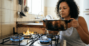 O que significa quando a chama do fogão fica amarela e começa a sujar o fundo das panelas