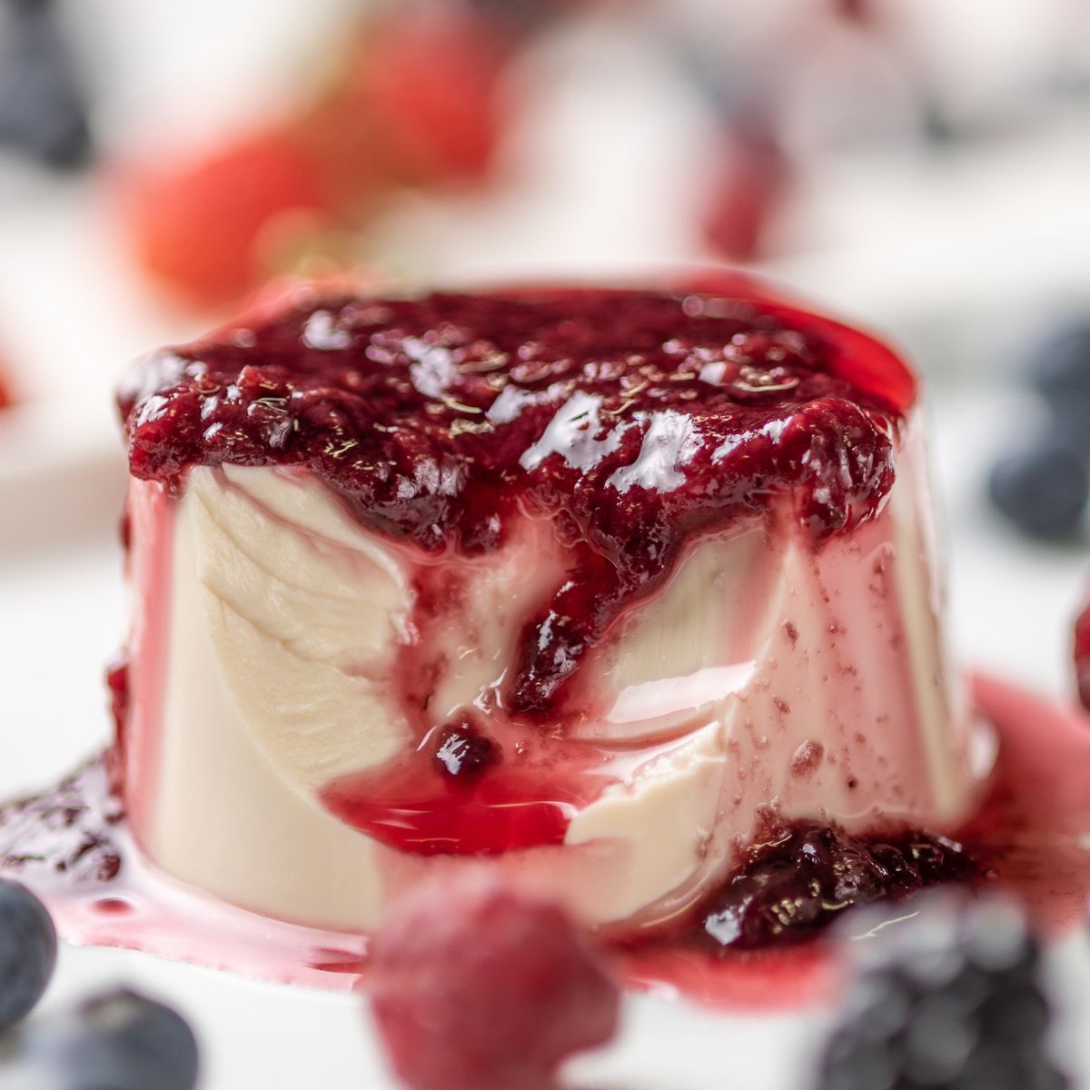 Aprenda a fazer uma panna cotta de frutas vermelhas bem fácil