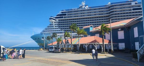 MSc Seashore visto do centrinho comercial do porto de Roatán, em Honduras