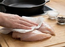 Featured side: Por que secar o frango no papel toalha antes de levar à frigideira: um passo que evita vapor e garante a crosta dourada