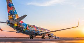 Artista cego pinta avião a partir de músicas do Rock in Rio