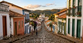Cachoeiras, casarões do século XVIII e ruas calçadas com pedra quartzítica: a cidade goiana que nasceu como arraial de garimpeiros em 1727 e preservou seu centro histórico aos pés da Serra dos Pireneus