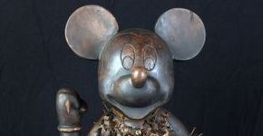 Relicários que fizeram parte da primeira exposição de Vik Muniz