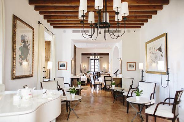 Sob o olhar curatorial do neto de Joan Miró, o hotel Belmond La Residenci, em Maiorca, expõe 33 obras originais e promove chá temático para celebrar o gênio catalão