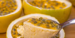 Mousse de maracujá dentro da casca da fruta e sem desperdício