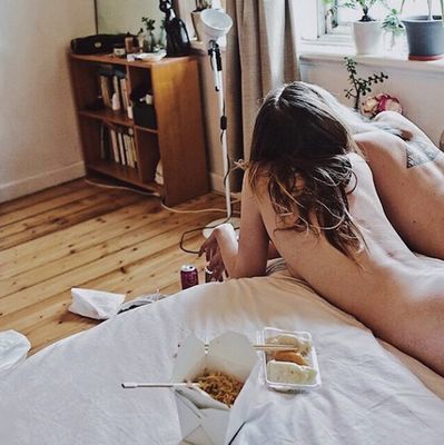 Junk food e sensualidade em ensaio arrebatador