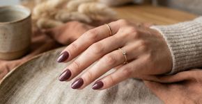 Adeus às unhas bordô: essa é a cor que triunfará em 2026 para manicures minimalistas