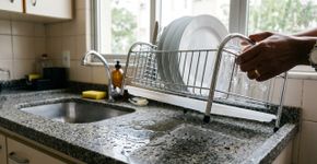O lugar da cozinha que quase ninguém lembra de secar pode favorecer o mau cheiro
