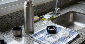 Como limpar a garrafa de água por dentro? Especialista ensina um jeito simples de higienizar garrafas de aço inoxidável e latão