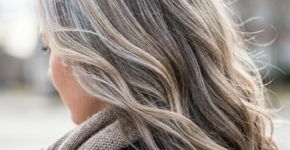 Adeus à tinta agressiva: a tendência que disfarça os cabelos brancos com um efeito natural e luminoso