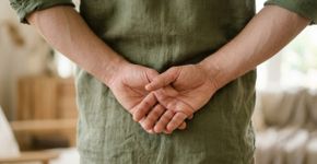 Segundo a psicologia, quem anda com as mãos atrás das costas não faz isso por conforto, mas por tranquilidade e reflexão