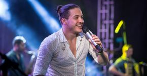 Idosa fã de Wesley Safadão se esconde em banheiro para conhecê-lo