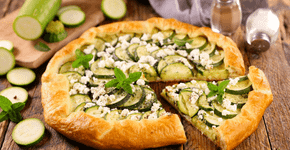 Quer um jantar leve e saudável? Aprenda esta torta de abobrinha com queijo feta