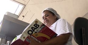 Mulher vende churros a R$ 1 por 7 anos e se forma em Direito