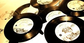 Os discos de vinil estão de volta: saiba onde comprá-los online