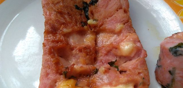 Linguiça de pernil recheada com queijo feita no forno