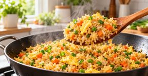 Adicione 2 ovos ao arroz que sobrou e prepare este prato delicioso para o almoço, o jantar ou uma refeição rápida em família