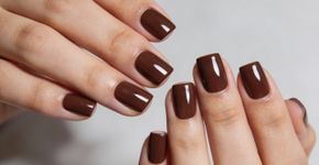 O esmalte chocolate para unhas curtas que vai dominar o seu visual em 2026