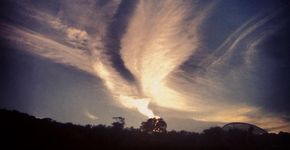 Fotógrafo registra imagens das nuvens e seus diferentes formatos e cores com celular