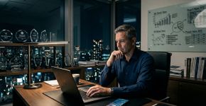 Por que os sujeitos mais competentes no emprego são geralmente os mais solitários em suas vidas íntimas, e não é soberba ou cansaço, é que a competência silenciosamente os ensinou a resolver tudo sozinhos muito antes de perceberem que resolver as coisas sozinhos era o verdadeiro problema