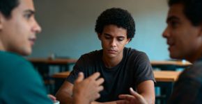 Por que você se sente sozinho mesmo rodeado de gente falando