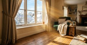 Australianos mudam a posição das cortinas conforme a hora do dia: no inverno, abrem quando há sol e fecham antes de escurecer; no verão, mantê-las fechadas nas horas mais quentes ajuda a reduzir a entrada de calor pelas janelas
