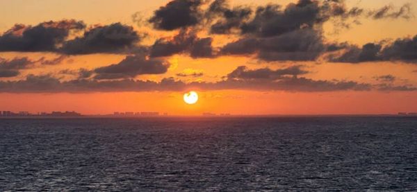 Belo pôr do sol visto da cabine no mar do Caribe