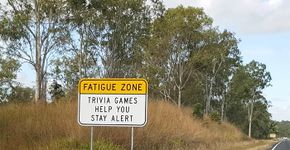 Austrália usa placas com charadas para manter motoristas atentos