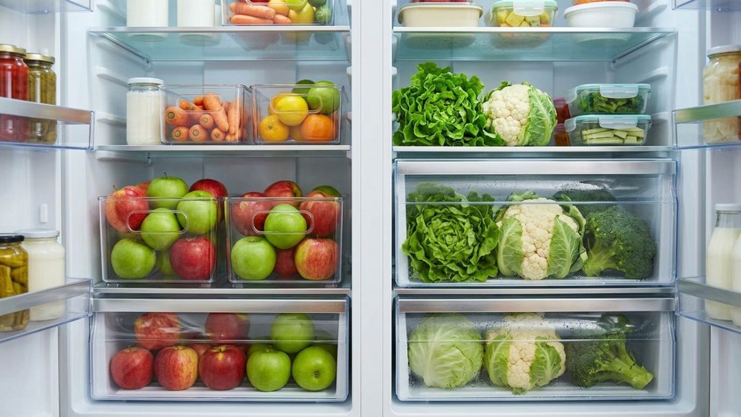 Separar os alimentos na geladeira evita o desperdício e mantém o frescor.