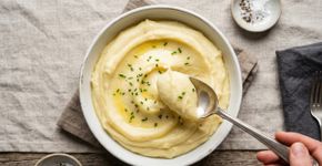 Os chefs franceses concordam: “O melhor purê de batatas não é feito com leite em excesso, mas com batatas secas e manteiga gelada incorporada aos poucos”