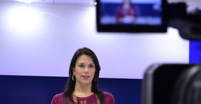 Professora dá aulas em canal de vídeo para quem está estudando para concursos