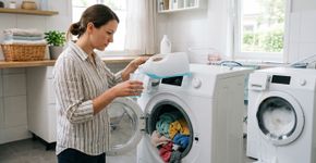 Especialistas em lavanderia concordam: Sabão demais dificulta o enxágue e pode deixar resíduos nas roupas