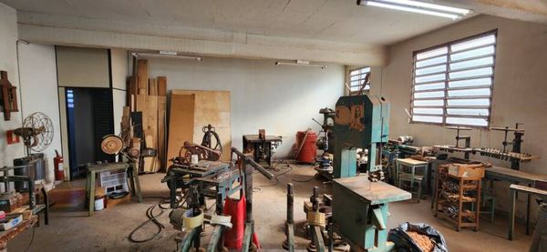 Visitantes podem conhecer a oficina e equipamentos usados na fabricação das violas