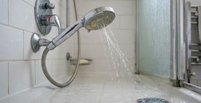 Italianos explicam: o que significa quando o chuveiro fica assobiando durante o banho?