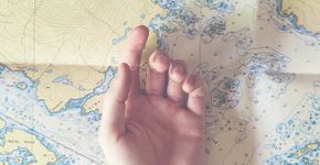 Conheça as tatuagens com cenários de Austin Tott
