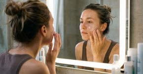 O protetor solar ainda está cheio, mas isso não significa que continue protegendo: dermatologistas explicam por que conferir a validade importa mesmo quando o produto parece normal