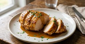 Os cozinheiros concordam: “Para fazer peitos de frango macios e saborosos, prepare um molho com 250 ml de caldo de carne ou de legumes e adicione tapioca ou amido de milho para engrossá-lo.”