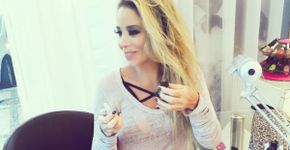 Mãe de Danielle Winits posta foto de biquíni e recebe elogios