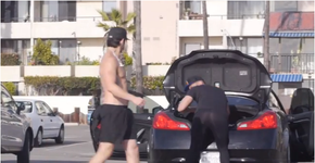 Para sentir o assédio que as mulheres sofrem, homem veste legging