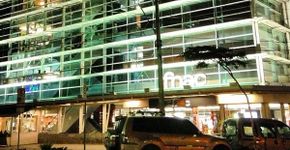 Maurício Fernandes faz pocket show na Fnac Paulista