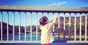 Ashton Kutcher posta foto da filha para alertar sobre o tráfico humano e escravidão moderna