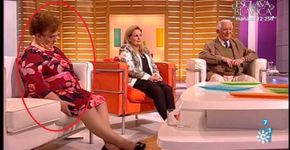 Mulher cochila em programa e reação dos apresentadores é a melhor