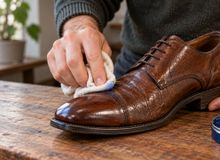 Featured side: Os especialistas concordam: “O creme Nivea de lata azul é uma mão na roda para deixar os sapatos velhos como novos.”