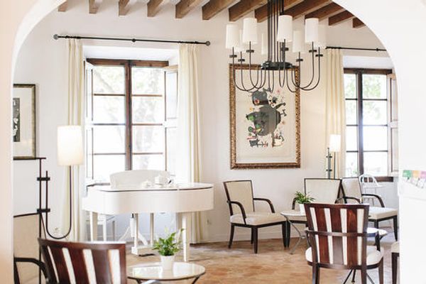 Sob o olhar curatorial do neto de Joan Miró, o hotel Belmond La Residenci, em Maiorca, expõe 33 obras originais e promove chá temático para celebrar o gênio catalão
