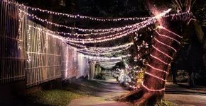 Projeto reaproveita luzes de Natal para iluminar ruas escuras
