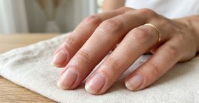 Cortar as cutículas para deixar a manicure mais “limpa” pode facilitar a entrada de microrganismos: dermatologistas americanos lembram que essa pele ajuda a proteger as unhas contra infecções
