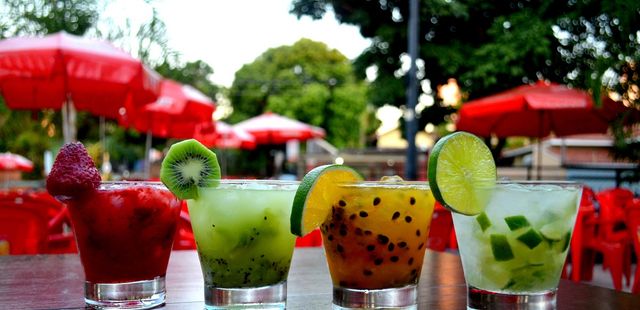 Aprenda a fazer uma caipirinha de morango e kiwi dos deuses