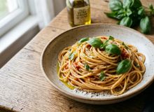 Featured side: Os melhores chefs concordam: macarrão não se cozinha apenas em água; é preciso adicionar sal grosso, um fio de azeite e folhas de manjericão fresco