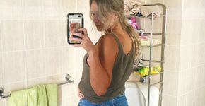 Blogueira tira foto após fazer xixi nas calças e dá lição na web